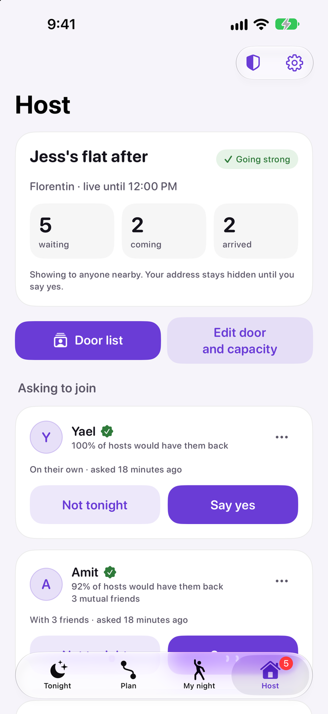 The Host tab for a flat after with 5 waiting, 2 coming and 2 arrived, and requests to approve or turn down
