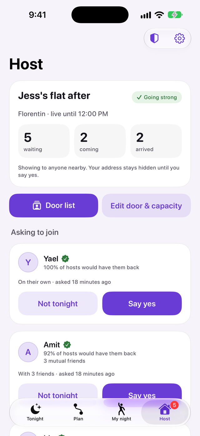 The Host tab for a flat after with 5 waiting, 2 coming and 2 arrived, and requests to approve or turn down